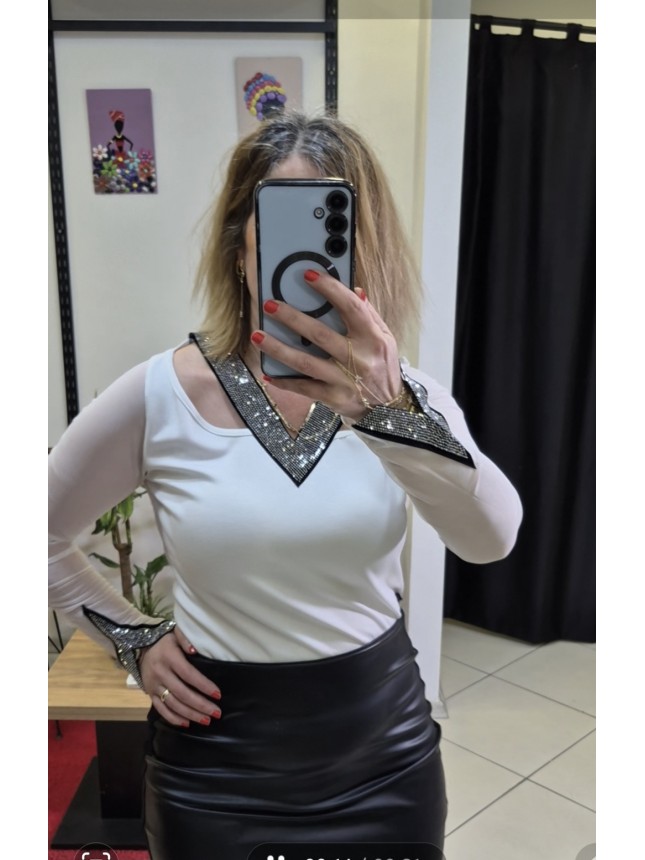 BEYAZ YAKA VE KOL TAŞ DETAYLI BLUZ