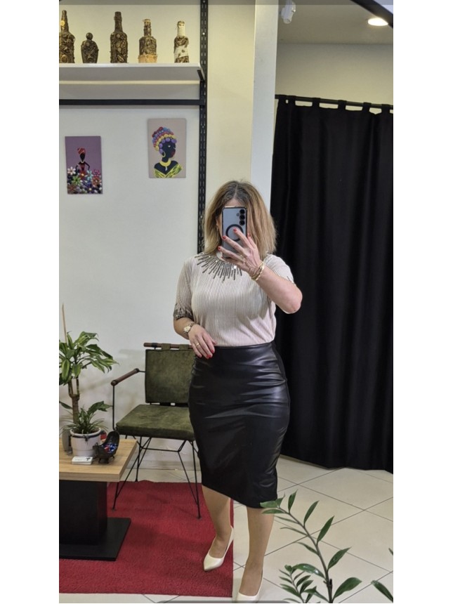 BEJ YAKA VE KOL TAŞ DETAYLI KADİFE DOKU BLUZ