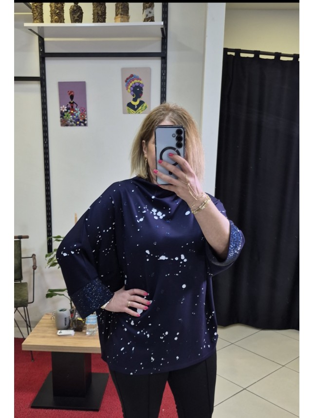 BEYAZ BASKI VE KOL TAŞ DETAYLI LACİVERT BLUZ